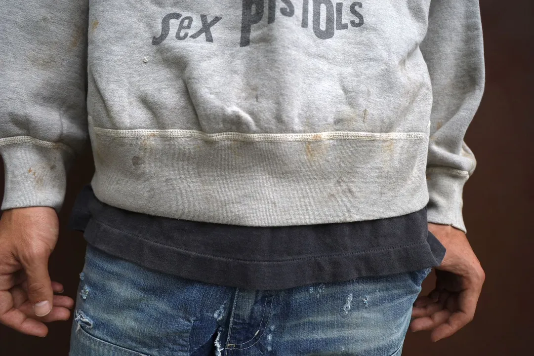 SAINT Mxxxxxx x SEX PISTOLS QUEEN SP_CREW SWT/GRAY band co-branded retro sweatshirt Queen's distressed sweatshirt with holes Distressed gray S-XL Retro distressed distressed hole wash treatment Hand-made graffiti treatment Factory four-needle six-thread boneless sewing Correct co-branded collar label/correct fruit label/wash water label/little angel label